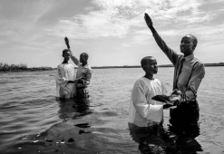 Fabio Bucciarelli, Baptism in the White Nile, 2017, Courtesy Raffaella De Chirico Arte Contemporanea