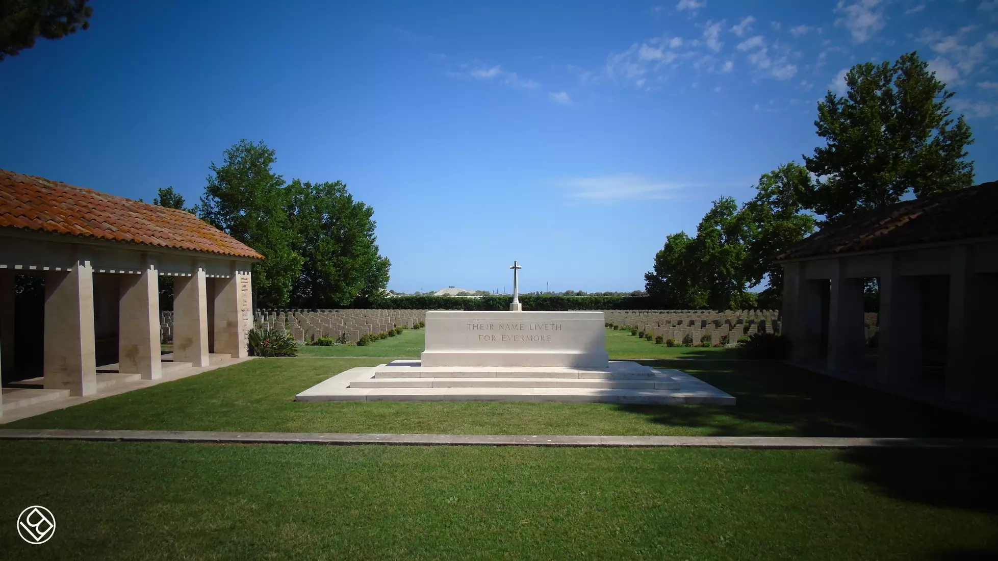 Slideshow di alcune fotografie (amatoriali) di Leonardo Basile che riprendono particolari del Bari War Cemetery scattate durante l'escursione del giorno 24 maggio 2024.