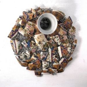 Alberto Gianfreda, Effimera circolare, 2022, ceramica e catena in alluminio, 60x60x15 cm
