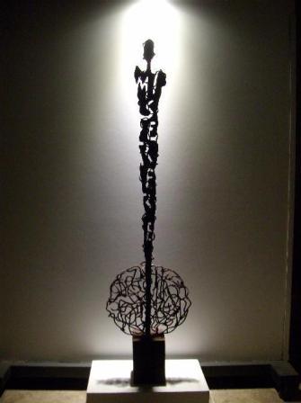 Una scultura di Giovanni Morgese "MISERERE 2010", lamiera di ferro e tondino cm 38x150