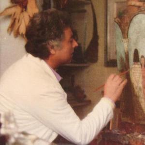 Un Rocco Barbarito giovane mentre dipinge 
